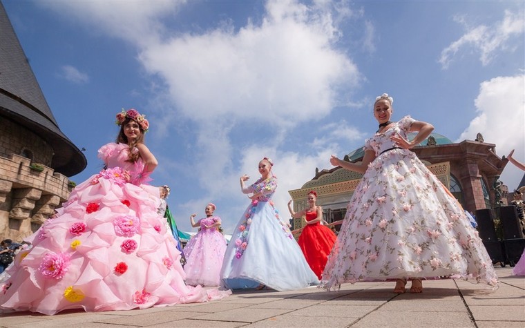 Mê mẩn trước nhan sắc của dàn nghệ sỹ Tây trong lễ hội hoa Sun World Ba Na Hills ảnh 3