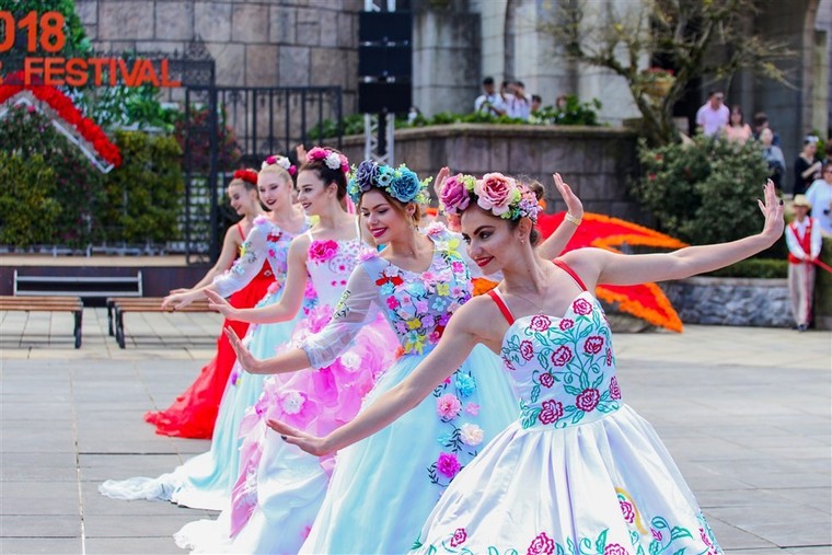 Mê mẩn trước nhan sắc của dàn nghệ sỹ Tây trong lễ hội hoa Sun World Ba Na Hills ảnh 4