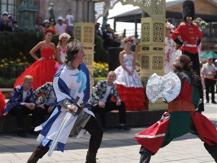 Mê mẩn trước nhan sắc của dàn nghệ sỹ Tây trong lễ hội hoa Sun World Ba Na Hills ảnh 6