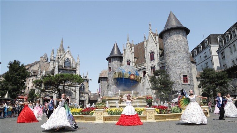 Mê mẩn trước nhan sắc của dàn nghệ sỹ Tây trong lễ hội hoa Sun World Ba Na Hills ảnh 8