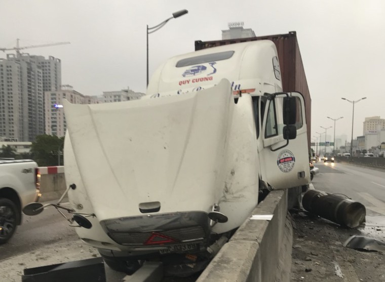 Hà Nội: Container đâm vào dải phân cách lúc mờ sáng khiến đường trên cao ùn tắc ảnh 1