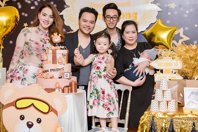 Trang Nhung khoe con trai mới sinh bên mẹ chồng ảnh 2