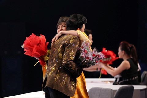 Việt Hương ôm hôn Hoài Linh sau tin đồn rạn nứt ảnh 1