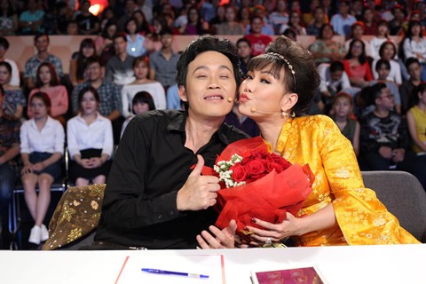 Việt Hương ôm hôn Hoài Linh sau tin đồn rạn nứt ảnh 2