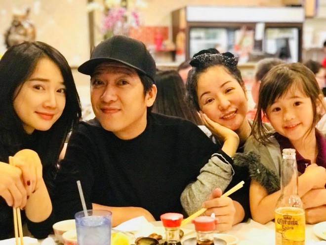 Nhã Phương tươi cười, hạnh phúc khi ngồi cạnh Trường Giang tại Mỹ ảnh 1