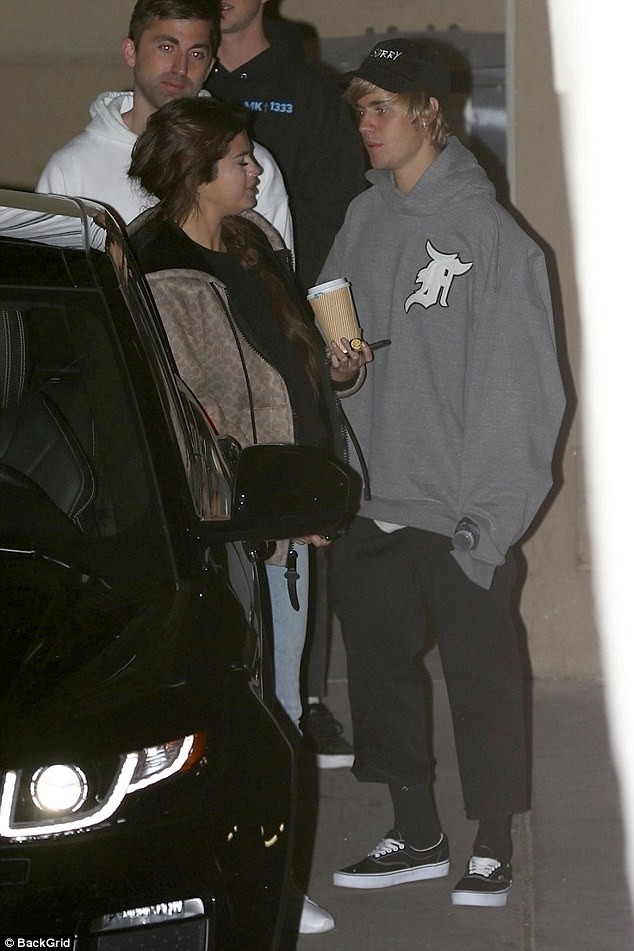 Selena Gomez chia tay Justin Bieber vì mẹ ảnh 1