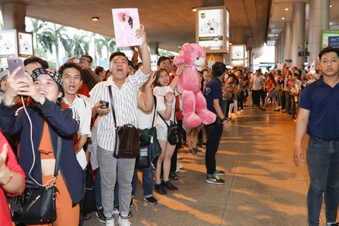 Hương Giang Idol gây 'náo loạn' sân bay ngày trở về ảnh 2