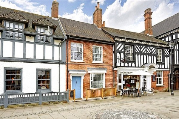 Điều đặc biệt của ‘thị trấn ngoại tình’ nổi tiếng ở Anh ảnh 3