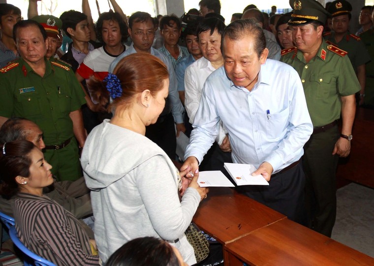 Phó Thủ tướng Trương Hòa Bình thăm cư dân chung cư Carina ảnh 1