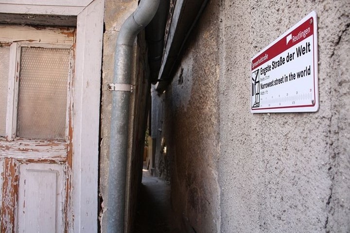 Đường phố hẹp nhất thế giới đi nghiêng người vẫn bị kẹt ảnh 3