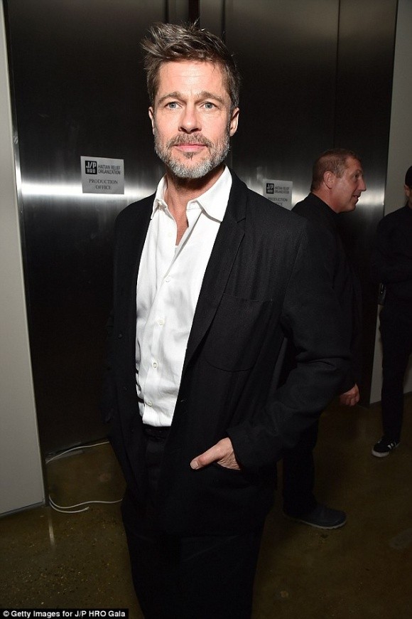 Angelina Jolie gặp gỡ trai đẹp, Brad Pitt cũng lặng lẽ yêu đương ảnh 3