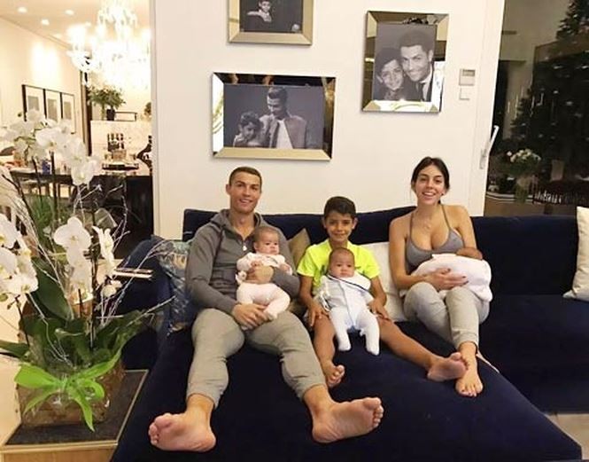 Ronaldo suy sụp khi bạn gái quyết không sinh thêm con ảnh 1