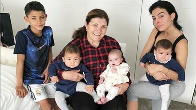 Ronaldo suy sụp khi bạn gái quyết không sinh thêm con ảnh 2