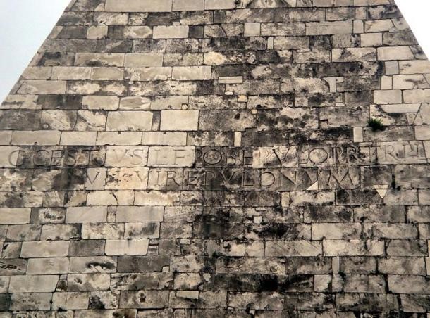 Bên trong kim tự tháp kinh điển nhất thành Rome có gì? ảnh 3