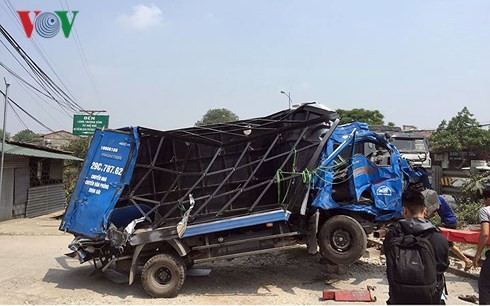 Xe tải bị tàu hỏa Bắc - Nam tông nát đầu ảnh 1