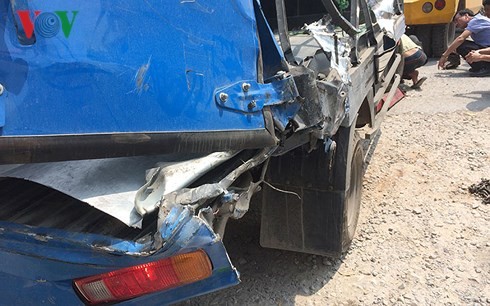 Xe tải bị tàu hỏa Bắc - Nam tông nát đầu ảnh 2