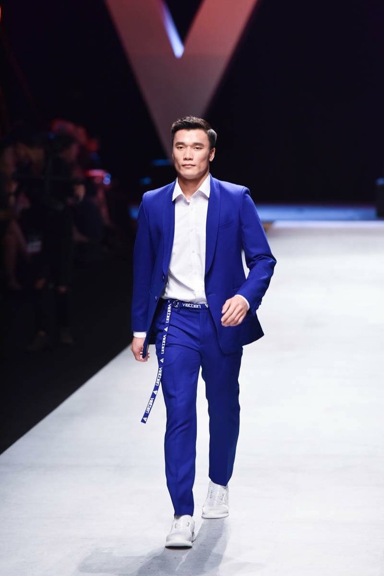 Thủ môn Bùi Tiến Dũng bị cư dân mạng chê đi catwalk như đi chợ ảnh 1