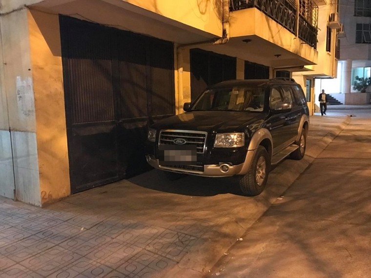 Cười ra nước mắt: trèo qua xe ô tô đỗ chình ình trước cửa để vào nhà ảnh 5