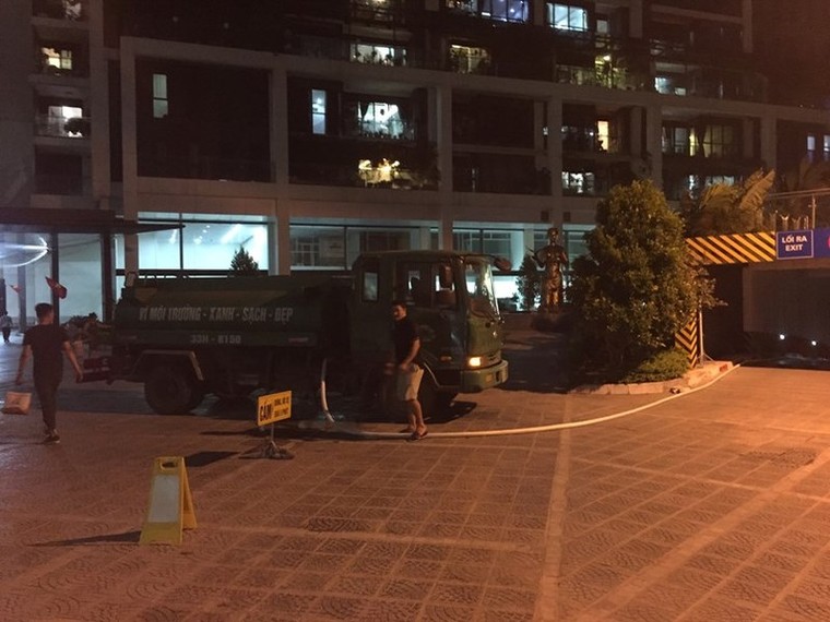 Đầu hè, dân chung cư cao cấp khổ sở nhịn tắm, mua xô chậu tích nước ảnh 3