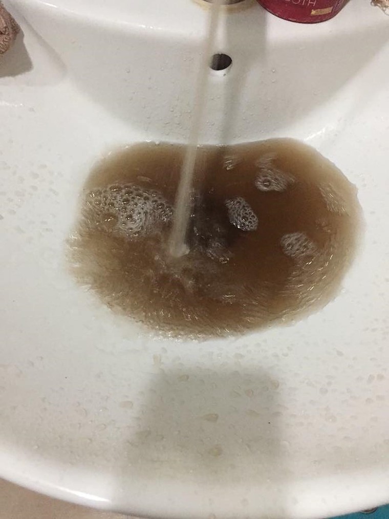 Đầu hè, dân chung cư cao cấp khổ sở nhịn tắm, mua xô chậu tích nước ảnh 4