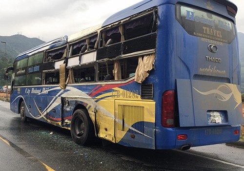 Tai nạn liên hoàn gây ách tắc đường vào hầm Hải Vân ảnh 1