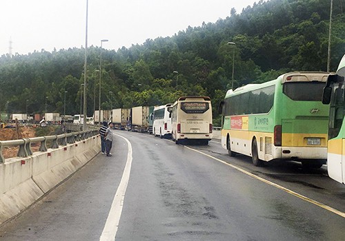 Tai nạn liên hoàn gây ách tắc đường vào hầm Hải Vân ảnh 2