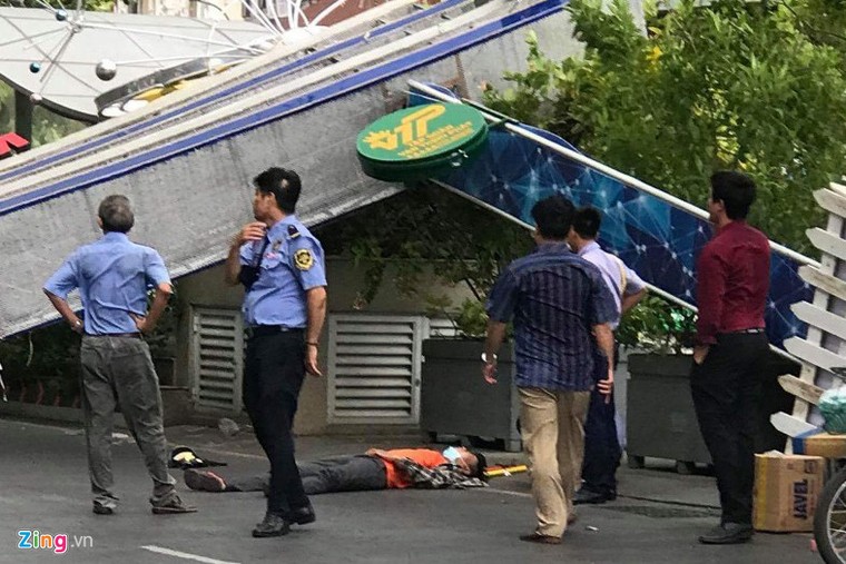 Cổng chào phố đi bộ Nguyễn Huệ đổ sập, đè người đi đường ảnh 1