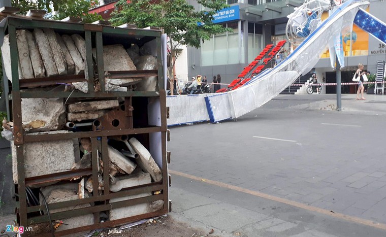 Cổng chào phố đi bộ Nguyễn Huệ đổ sập, đè người đi đường ảnh 3