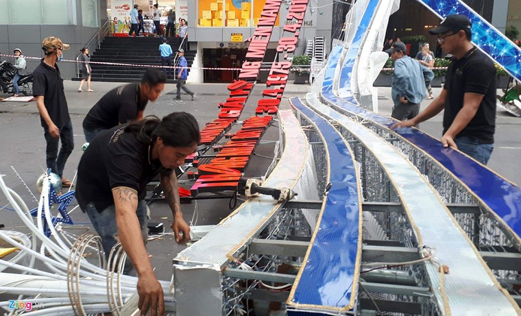 Cổng chào phố đi bộ Nguyễn Huệ đổ sập, đè người đi đường ảnh 4