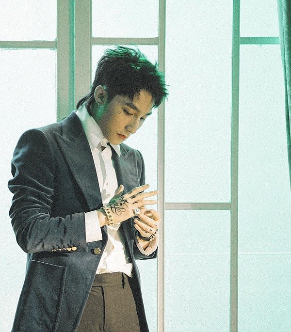 'Bóc giá' đồ hiệu Sơn Tùng M-TP diện trong MV 'Chạy ngay đi' ảnh 2