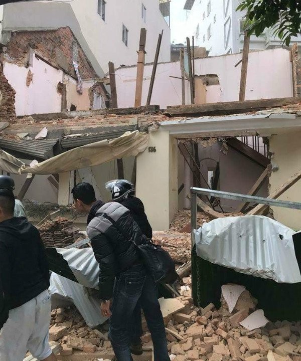 Sập nhà khi đang tháo dỡ, 3 người bị vùi lấp ảnh 1