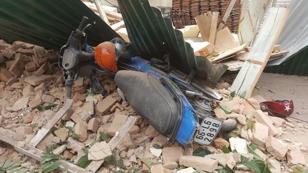 Sập nhà khi đang tháo dỡ, 3 người bị vùi lấp ảnh 2