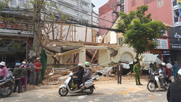 Sập nhà khi đang tháo dỡ, 3 người bị vùi lấp ảnh 3