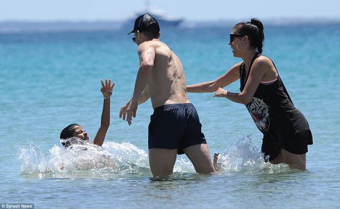 Cristiano Ronaldo và bạn gái ngọt ngào trên bãi biển Ibiza ảnh 3