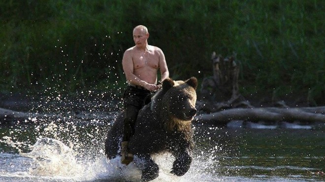 Tổng thống Putin hóm hỉnh nói những bức ảnh khoe ngực trần gây 'bão' ảnh 1