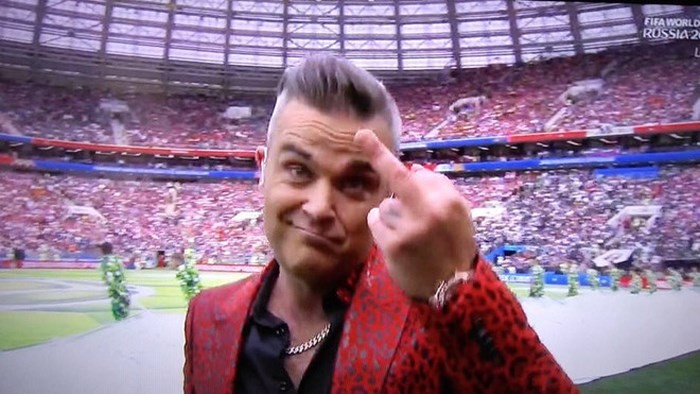 Nhà đài xin lỗi vì màn 'ngón tay thối' của Robbie Williams ảnh 1