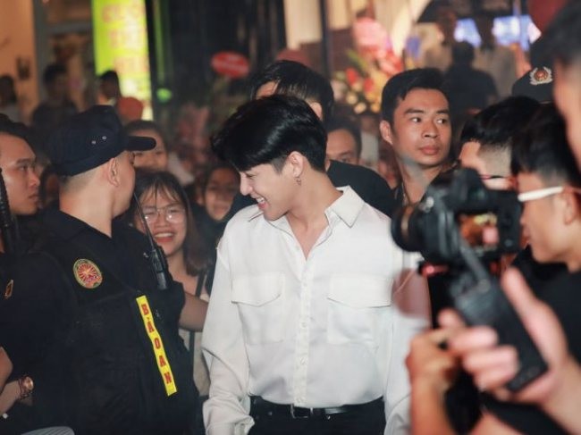 Noo Phước Thịnh xin vệ sĩ nhẹ tay với fan tại sự kiện ảnh 1