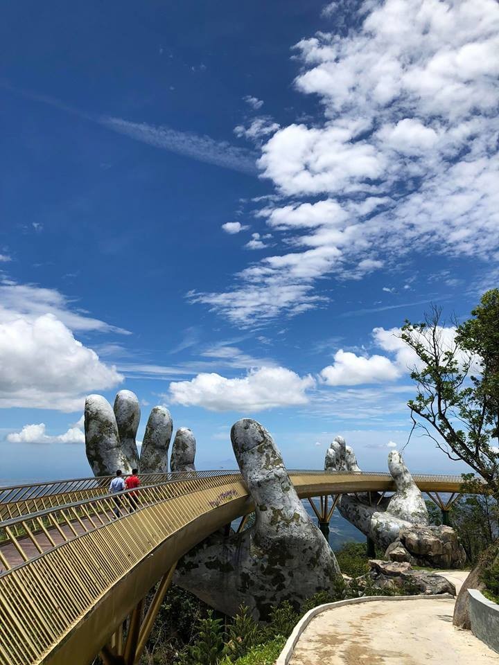 Đẹp ngỡ ngàng cây cầu vàng trên đỉnh Bà Nà, Đà Nẵng ảnh 1