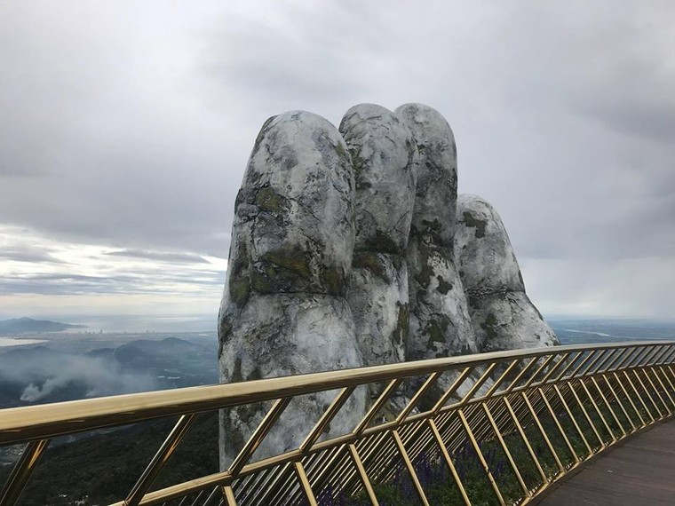 Đẹp ngỡ ngàng cây cầu vàng trên đỉnh Bà Nà, Đà Nẵng ảnh 2