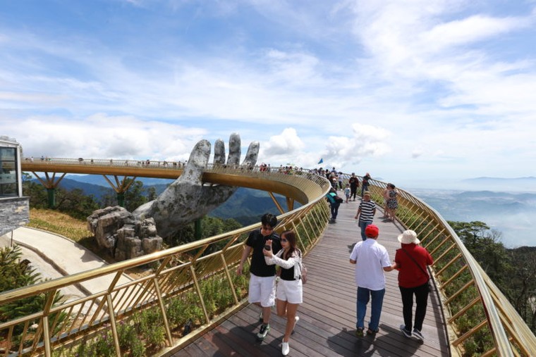Đẹp ngỡ ngàng cây cầu vàng trên đỉnh Bà Nà, Đà Nẵng ảnh 4