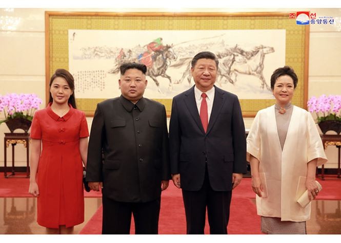 Phu nhân ông Kim Jong-un khoe gu thời trang thanh lịch ở Trung Quốc ảnh 3