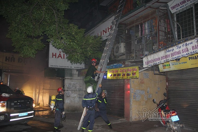 Hà Nội: Khu tập thể cháy lớn trong đêm, nhiều người mắc kẹt ảnh 1