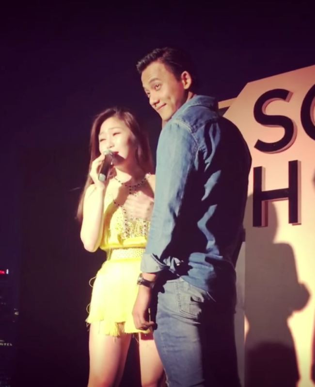 Mai Tài Phến bất ngờ xông lên sân khấu làm Hương Tràm lúng túng ảnh 1