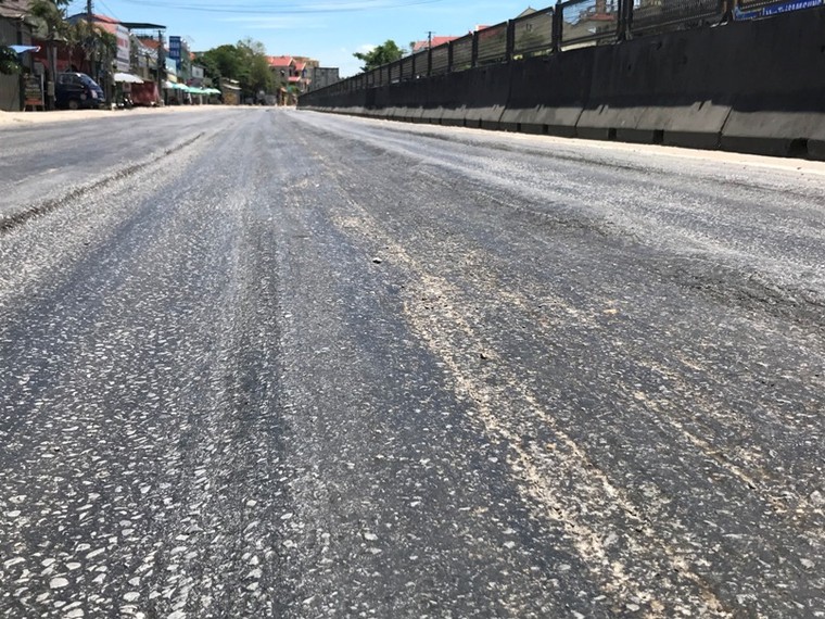 Nghệ An: Lái xe 'run tay lái' đi trên đường nghìn tỷ như 'ruộng' ảnh 4