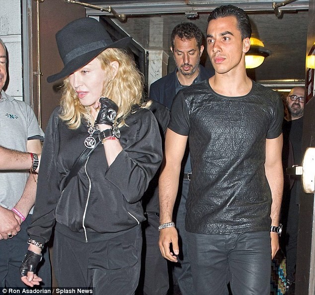 Bí ẩn đằng sau sự hẹn hò với trai trẻ của Madonna ảnh 5