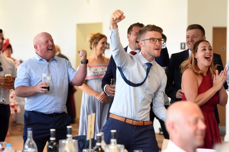 Khi lễ cưới ở Anh sôi sục không khí cổ vũ World Cup ảnh 9