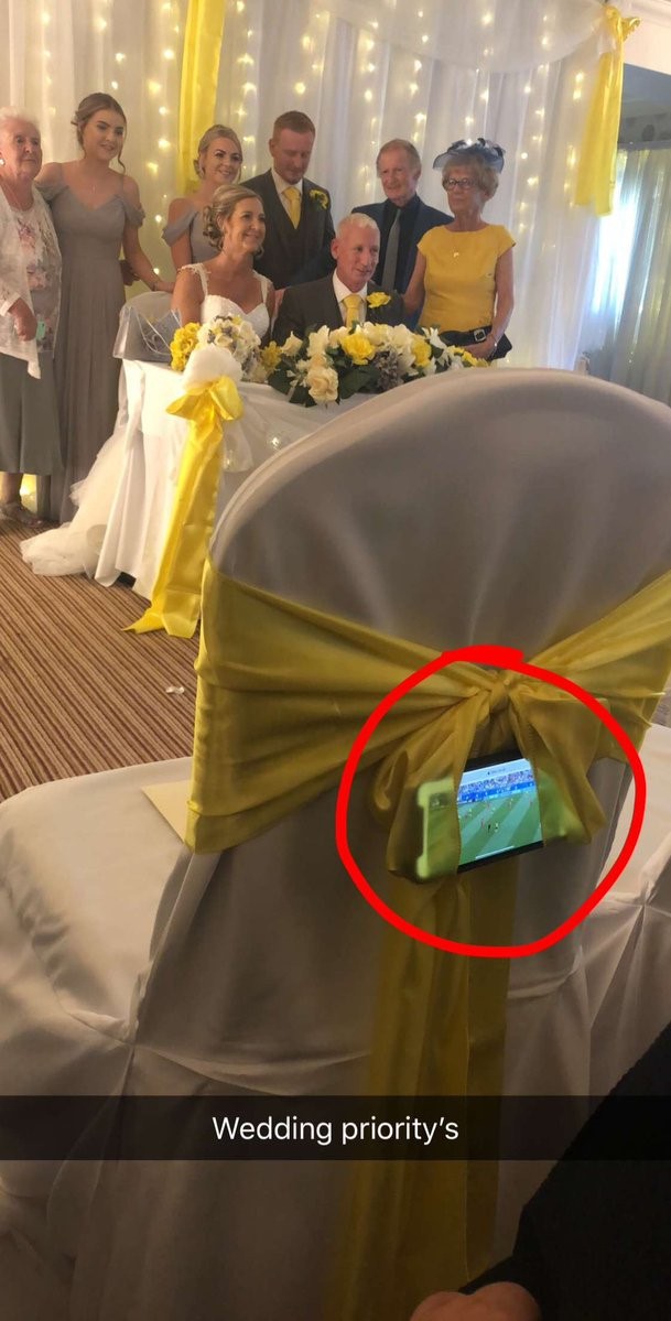 Khi lễ cưới ở Anh sôi sục không khí cổ vũ World Cup ảnh 1