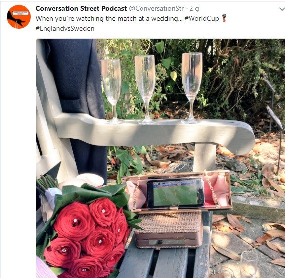 Khi lễ cưới ở Anh sôi sục không khí cổ vũ World Cup ảnh 2