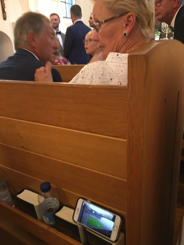 Khi lễ cưới ở Anh sôi sục không khí cổ vũ World Cup ảnh 3