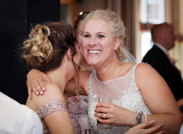 Khi lễ cưới ở Anh sôi sục không khí cổ vũ World Cup ảnh 5